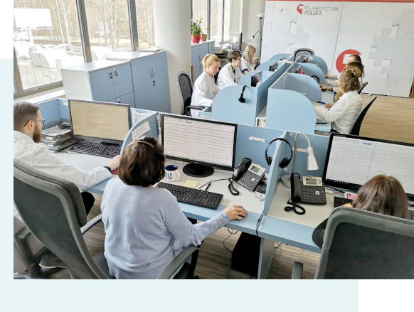 Zespół medyczny pracujący przy komputerach w biurze Telemedycyny Polska.