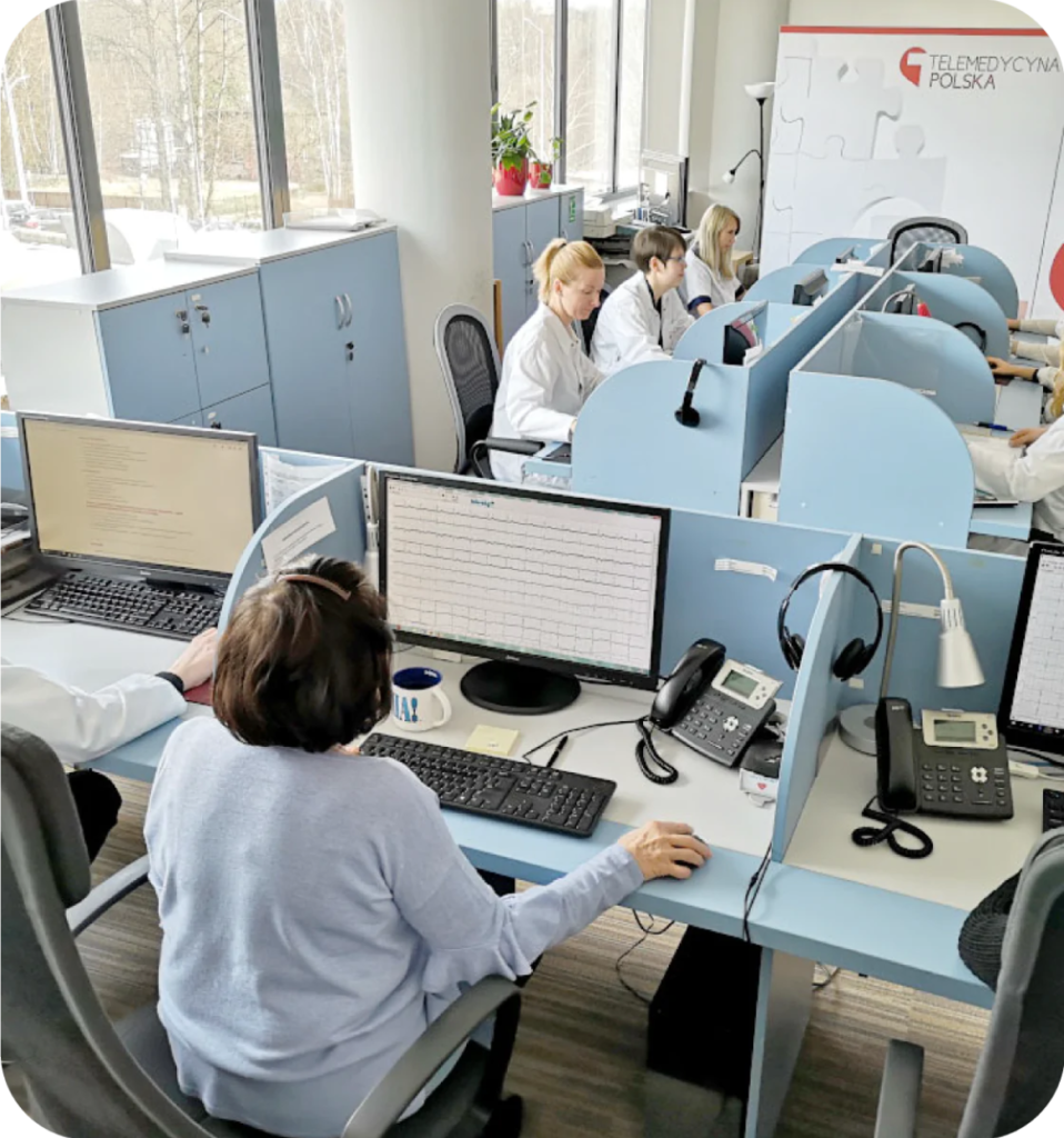 Zespół medyczny pracujący przy komputerach w biurze Telemedycyny Polska